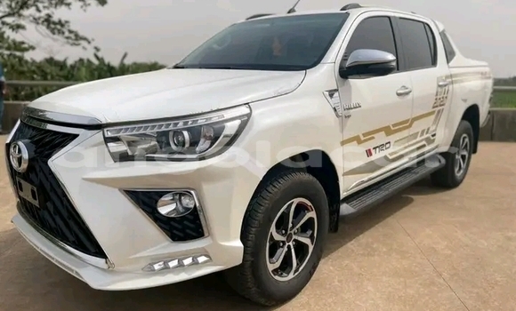 Comprar Usado Toyota Hiluxe Revo Branco Carro em Luena em Moxico