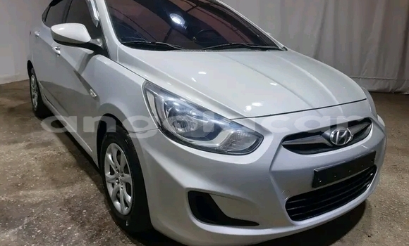 Comprar Usado Hyundai Accent Prata Carro em Luanda em Luanda Province