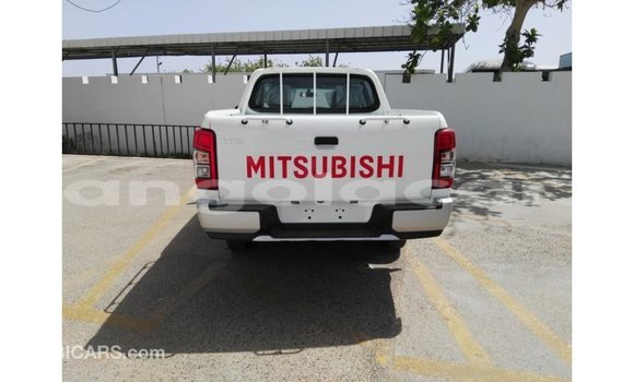 Comprar Importar Mitsubishi L200 Branco Carro em Import - Dubai em Bengo Province Comprar Importar Mitsubishi L200 Branco Carro em Import - Dubai em Bengo Province