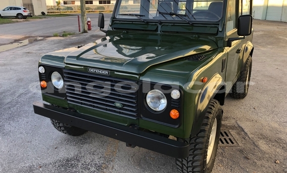 Buy Used Land Rover Defender Green Car in Luanda in Luanda Province Buy Used Land Rover Defender Green Car in Luanda in Luanda Province