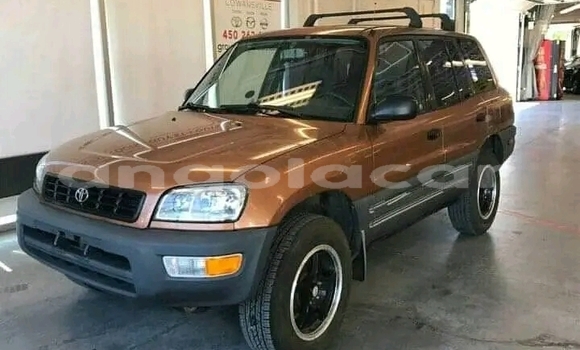 Comprar Usado Toyota RAV4 Bege Carro em Luena em Moxico Comprar Usado Toyota RAV4 Bege Carro em Luena em Moxico