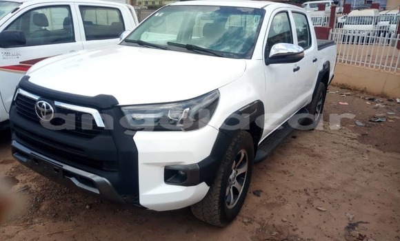 Comprar Usado Toyota Hilux Branco Carro em Luanda em Luanda Province