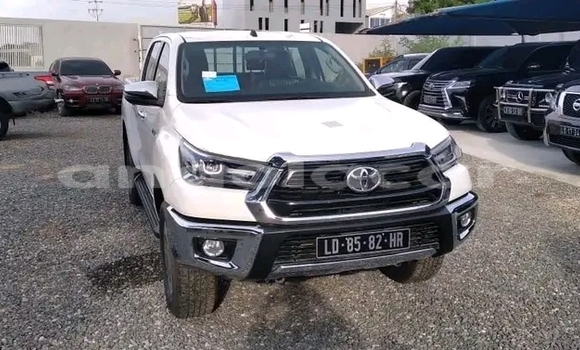 Buy Used Toyota Hilux White Car in Luanda in Luanda Province
