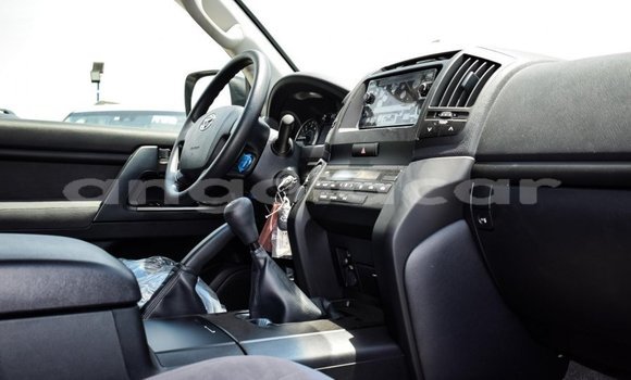 Comprar Novo Toyota Land Cruiser Branco Carro em Benguela em Benguela Comprar Novo Toyota Land Cruiser Branco Carro em Benguela em Benguela