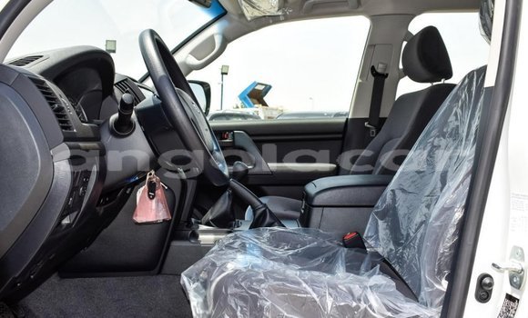 Comprar Novo Toyota Land Cruiser Branco Carro em Benguela em Benguela Comprar Novo Toyota Land Cruiser Branco Carro em Benguela em Benguela