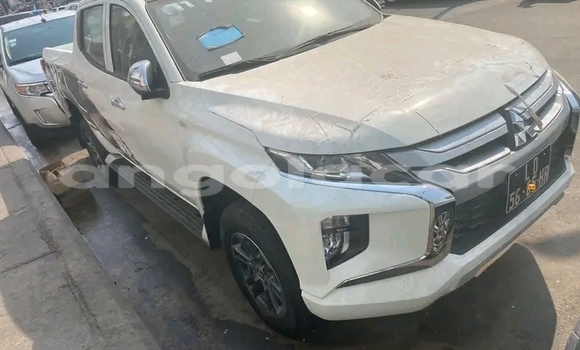 Comprar Usado Mitsubishi L200 Branco Carro em Luanda em Luanda Province