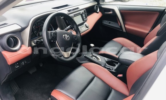 Acheter Occasion Voiture Toyota RAV4 Blanc à Luanda, Province de Luanda Acheter Occasion Voiture Toyota RAV4 Blanc à Luanda, Province de Luanda