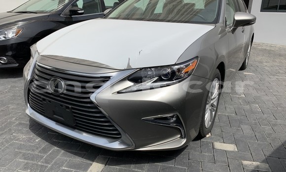 Comprar Usado Lexus ES 300 Prata Carro em Luanda em Luanda Province