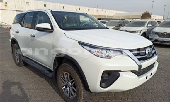 Buy Used Toyota Fortuner White Car in Luanda in Luanda Province