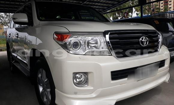 Buy Used Toyota Land Cruiser Silver Car in Luena in Moxico Buy Used Toyota Land Cruiser Silver Car in Luena in Moxico
