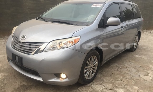 Acheter Occasion Voiture Toyota Sienna Gris à Luanda, Province de Luanda