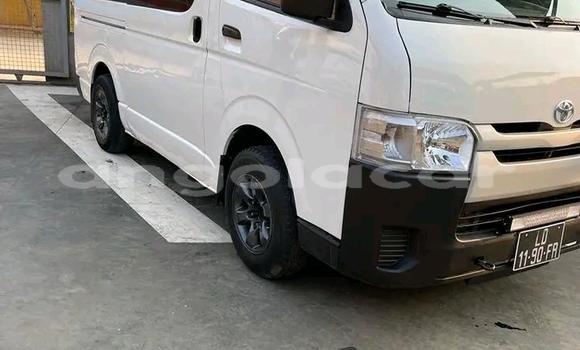 Buy Used Toyota Hiace White Car in Luanda in Luanda Province Buy Used Toyota Hiace White Car in Luanda in Luanda Province