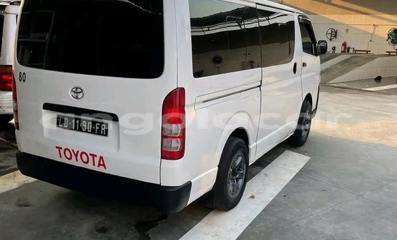 Buy Used Toyota Hiace White Car in Luanda in Luanda Province Buy Used Toyota Hiace White Car in Luanda in Luanda Province