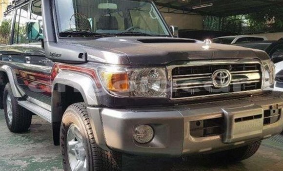 Buy Used Toyota Land Cruiser Silver Car in Luanda in Luanda Province Buy Used Toyota Land Cruiser Silver Car in Luanda in Luanda Province