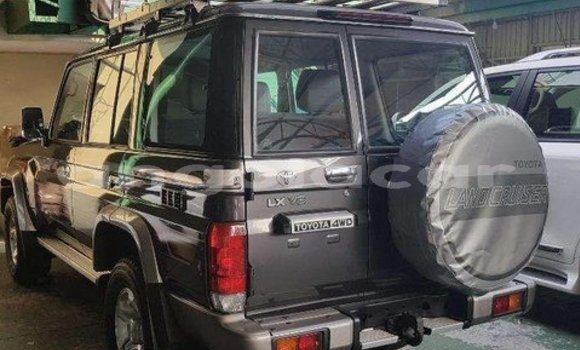 Buy Used Toyota Land Cruiser Black Car in Luanda in Luanda Province