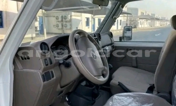 Buy Used Toyota Land Cruiser White Car in Luanda in Luanda Province Buy Used Toyota Land Cruiser White Car in Luanda in Luanda Province