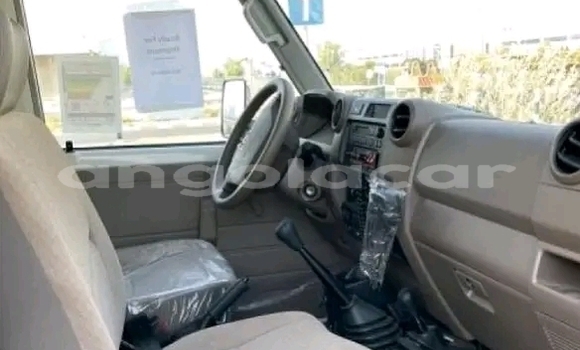 Buy Used Toyota Land Cruiser White Car in Luanda in Luanda Province Buy Used Toyota Land Cruiser White Car in Luanda in Luanda Province