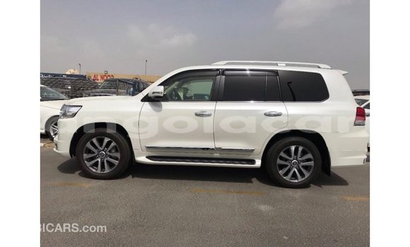 Comprar Importar Toyota Land Cruiser Branco Carro em Import - Dubai em Bengo Province Comprar Importar Toyota Land Cruiser Branco Carro em Import - Dubai em Bengo Province