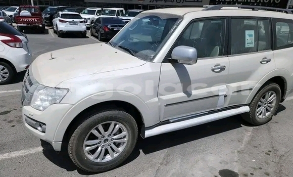 Buy Used Mitsubishi Pajero White Car in Luanda in Luanda Province