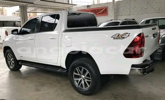 Comprar Usado Toyota Hiluxe VIGO Branco Carro em Luanda em Luanda Province