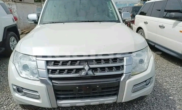 Acheter Occasion Voiture Mitsubishi Pajero Blanc à Luanda, Province de Luanda