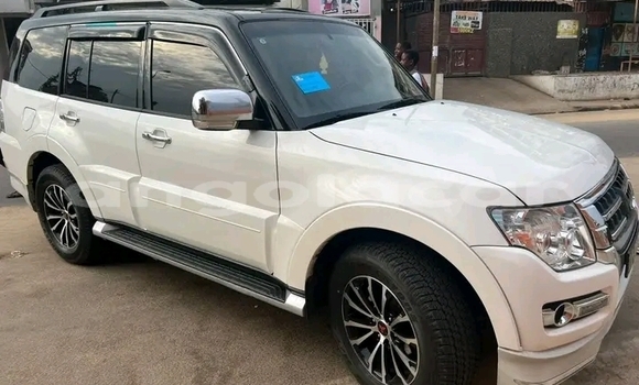 Buy Used Mitsubishi Pajero White Car in Luanda in Luanda Province Buy Used Mitsubishi Pajero White Car in Luanda in Luanda Province