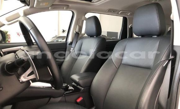 Buy Used Mitsubishi Outlander White Car in Luena in Moxico Buy Used Mitsubishi Outlander White Car in Luena in Moxico