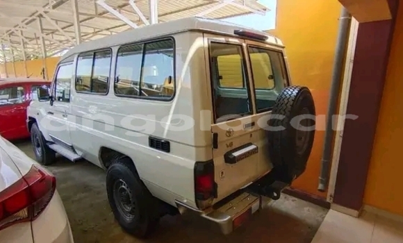 Buy Used Toyota Land Cruiser White Car in Luanda in Luanda Province Buy Used Toyota Land Cruiser White Car in Luanda in Luanda Province