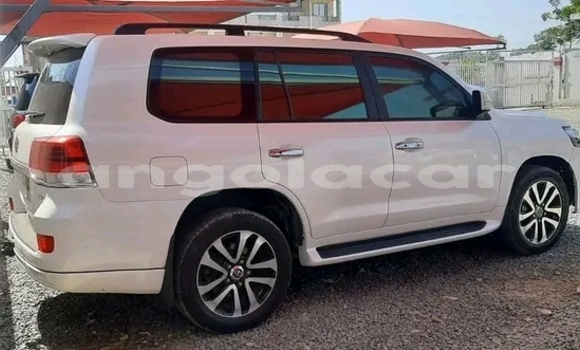 Buy Used Toyota Land Cruiser White Car in Luanda in Luanda Province Buy Used Toyota Land Cruiser White Car in Luanda in Luanda Province