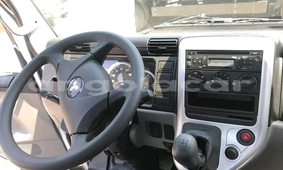 Buy Used Toyota Century White Car in Luanda in Luanda Province