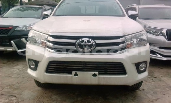Acheter Occasion Voiture Toyota Hiluxe VIGO Blanc à Luanda, Province de Luanda