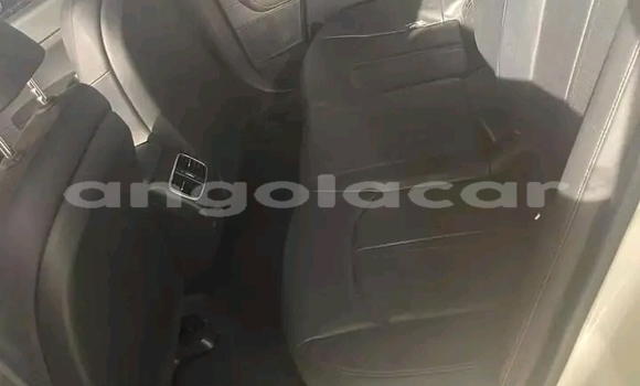 Buy Used Kia K5 White Car in Luanda in Luanda Province Buy Used Kia K5 White Car in Luanda in Luanda Province