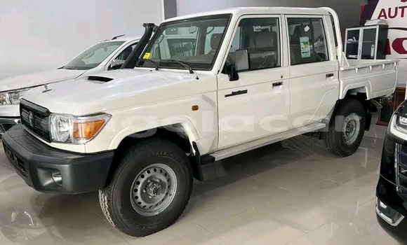 Buy Used Toyota Land Cruiser White Car in Luanda in Luanda Province
