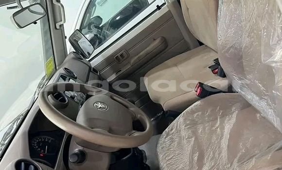 Buy Used Toyota Land Cruiser White Car in Luanda in Luanda Province Buy Used Toyota Land Cruiser White Car in Luanda in Luanda Province