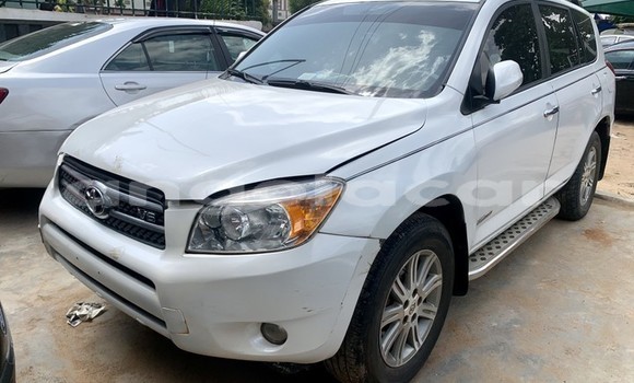 Comprar Usado Toyota RAV4 Branco Carro em Luanda em Luanda Province