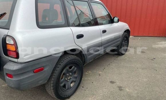 Comprar Usado Toyota RAV4 Prata Carro em Luena em Moxico Comprar Usado Toyota RAV4 Prata Carro em Luena em Moxico