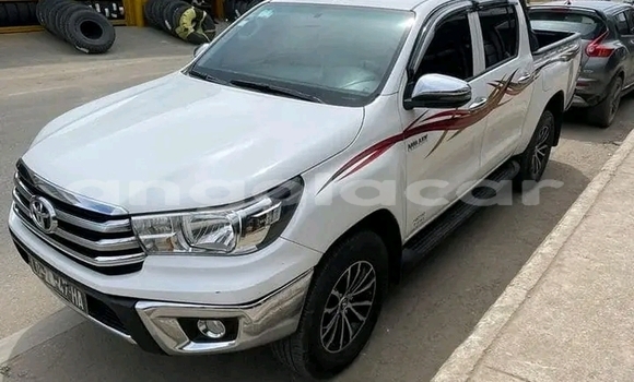 Buy Used Toyota Hilux White Car in Luanda in Luanda Province