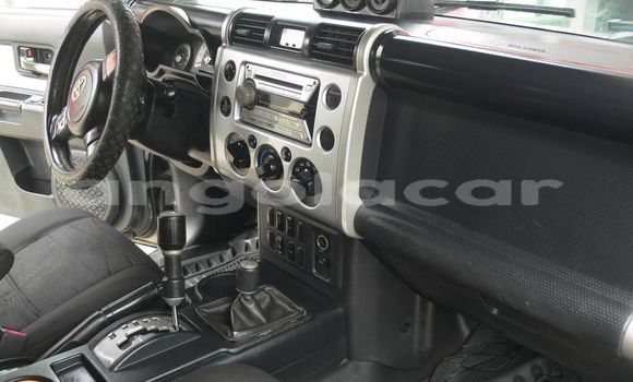 Comprar Usado Toyota FJ Cruiser Outro Carro em Luanda em Luanda Province Comprar Usado Toyota FJ Cruiser Outro Carro em Luanda em Luanda Province