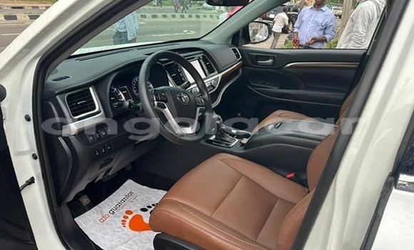 Buy Used Toyota Highlander White Car in Luanda in Luanda Province Buy Used Toyota Highlander White Car in Luanda in Luanda Province