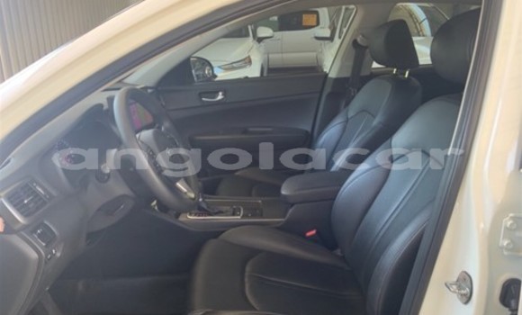 Buy Used Kia K5 White Car in Luanda in Luanda Province Buy Used Kia K5 White Car in Luanda in Luanda Province