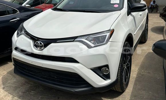 Comprar Usado Toyota RAV4 Branco Carro em Luena em Moxico Comprar Usado Toyota RAV4 Branco Carro em Luena em Moxico