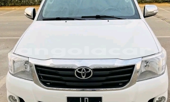 Buy Used Toyota Hilux White Car in Luanda in Luanda Province