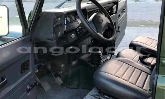 Buy Used Land Rover Defender Green Car in Luanda in Luanda Province Buy Used Land Rover Defender Green Car in Luanda in Luanda Province