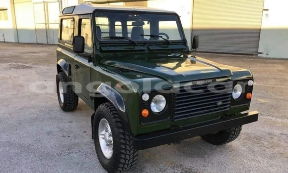 Buy Used Land Rover Defender Green Car in Luanda in Luanda Province Buy Used Land Rover Defender Green Car in Luanda in Luanda Province