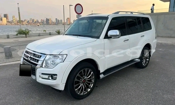 Comprar Usado Mitsubishi Pajero Branco Carro em Luanda em Luanda Province