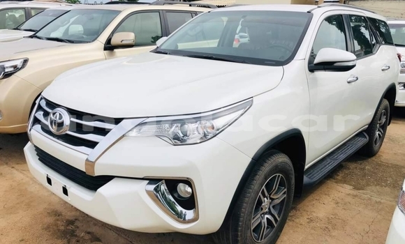 Buy Used Toyota Fortuner White Car in Luanda in Luanda Province Buy Used Toyota Fortuner White Car in Luanda in Luanda Province