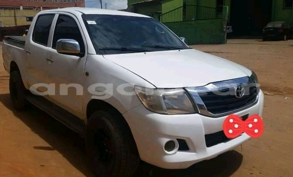 Comprar Usado Toyota Hilux Branco Carro em Luanda em Luanda Province