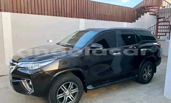 Buy Used Toyota Fortuner Black Car in Luanda in Luanda Province