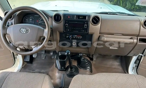 Buy Used Toyota Land Cruiser White Car in Luanda in Luanda Province Buy Used Toyota Land Cruiser White Car in Luanda in Luanda Province