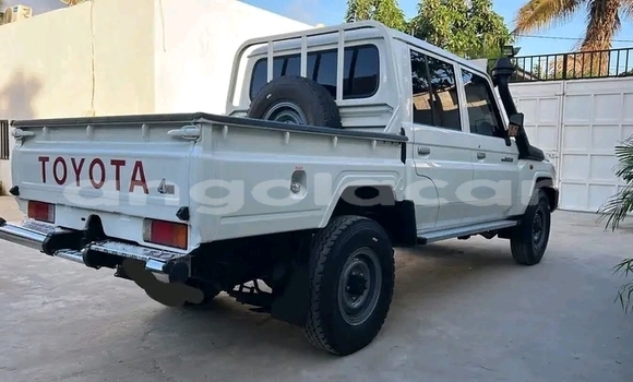 Buy Used Toyota Land Cruiser White Car in Luanda in Luanda Province Buy Used Toyota Land Cruiser White Car in Luanda in Luanda Province